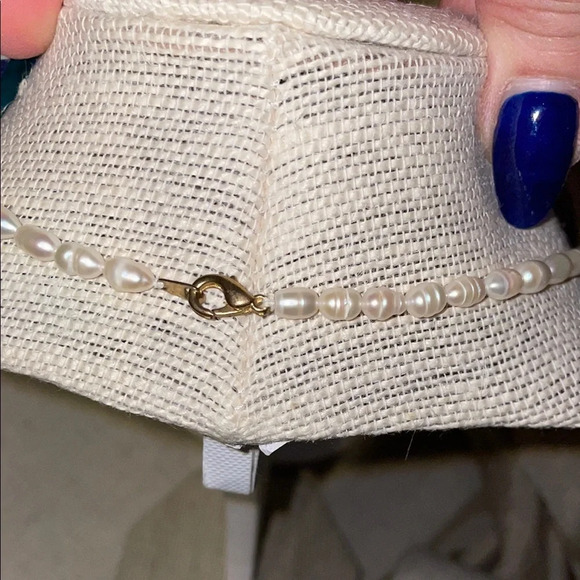 Elegant White Necklace with Polished Finish includes 2 bracelets. (faux) - Picture 3 of 4